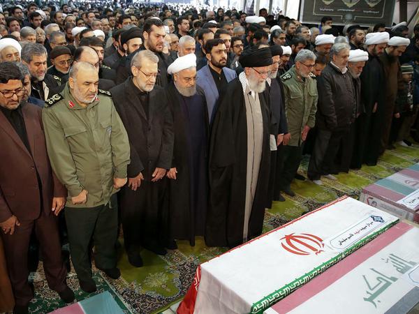 Politische und geistige Führer des Iran am Sarg Soleimanis