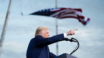 US-Präsident Donald Trump spricht bei einer Wahlkampfveranstaltung in Jacksonville Florida. Im Hingergrund weht die amerikanische Flagge auf Halbmast zu Ehren der verstorbenen Verfassungsrichterin Ruth Bader Ginsburg.