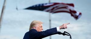 US-Präsident Donald Trump spricht bei einer Wahlkampfveranstaltung in Jacksonville Florida. Im Hingergrund weht die amerikanische Flagge auf Halbmast zu Ehren der verstorbenen Verfassungsrichterin Ruth Bader Ginsburg.