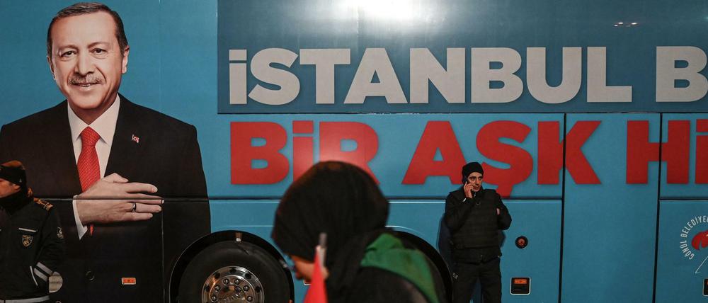 Ein Wahlkampfbus des türkischen Präsidenten Erdogan 