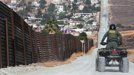 Eine Mitglied der US-Grenzpatrouille am Grenzzaun zu Mexiko in San Diego, Kalifornien.