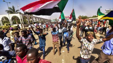 Auch am Samstag gingen in Khartum wieder Zehntausende auf die Straßen.