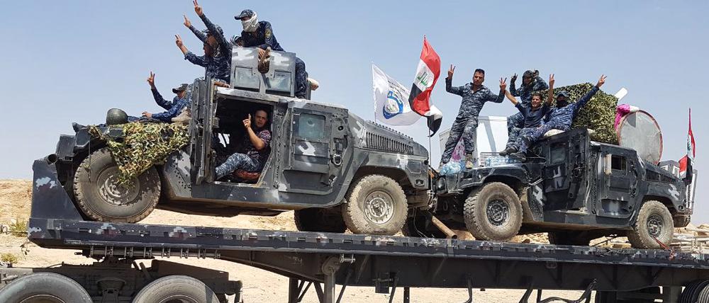 Ein Foto der irakischen Armee zeigt Soldaten auf dem Weg nach Tal Afar, eine der letzten größeren IS-Bastionen im Norden des Landes .