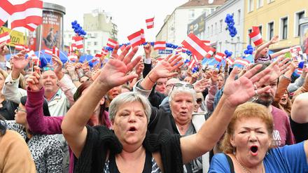 Und nun die Hände zum Himmel: FPÖ-Anhänger stimmen sich in Wien auf die Wahl in Österreich ein. 