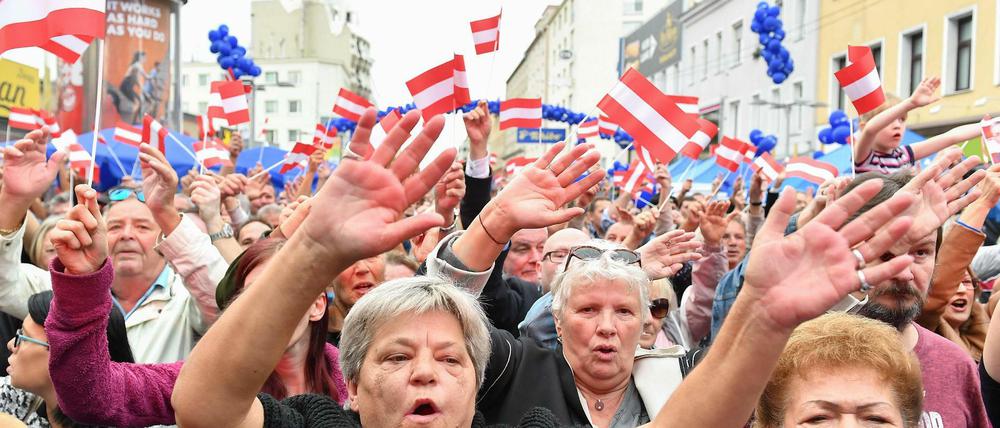 Und nun die Hände zum Himmel: FPÖ-Anhänger stimmen sich in Wien auf die Wahl in Österreich ein. 