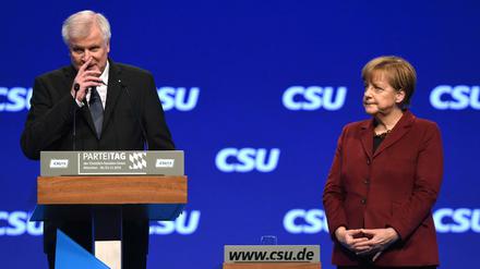 Einen gemeinsamen Auftritt von Seehofer und Merkel wie 2015 wird es diesmal nicht geben – die Kanzlerin hat ihre Teilnahme am CSU-Parteitag dieses Jahr abgesagt.