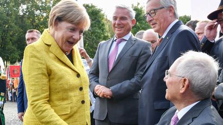 Kanzlerin Merkel gratuliert Finanzminister Schäuble zum 75. Geburtstag. 