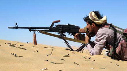 Ein jemenitischer Pro-Regierungskämpfer am 7. Dezember 2021 an der al-Jawba-Frontlinie südlich von Marib. (Archivbild)