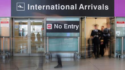 Internationale Reisende kommen am ersten Tag des neuaufgelegten Einreiseverbots in Boston an. 