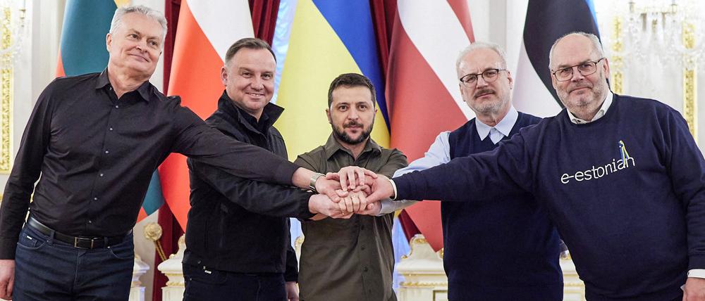 Allianz für einen Sieg der Ukraine: Die Präsidenten (von links nach rechts) Gitanas Nauseda (Litauen), Andrzej Duda (Polen), Wolodymyr Zelenskyj (Ukraine), Egils Levits (Lettland) und Alar Karis (Estland) in Kiew. 