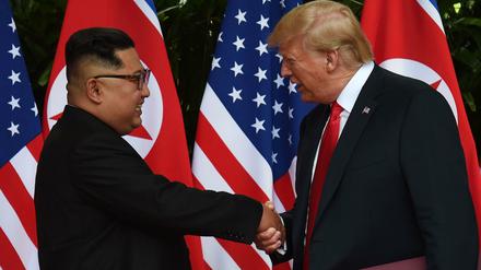 Historischer Handschlag. Kim Jong Un und Donald Trump.