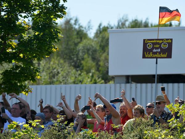 August 2015 - fünf Tage nach den ersten Krawallen gegen die Unterbringung von Flüchtlingen in Heidenau protestieren Bürger gegen den Besuch von Kanzlerin Angela Merkel