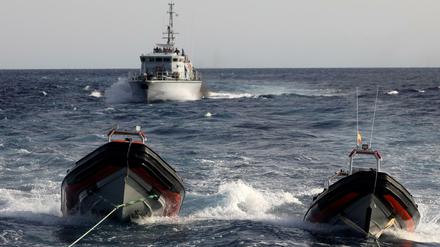 Die lybische Küstenwache vor dem Schiff der spanischen NGO.