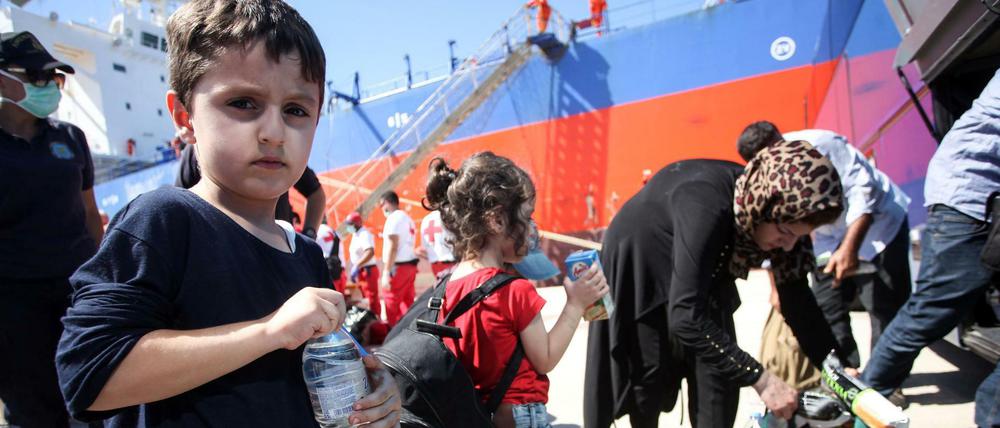 Flüchtlinge werden nach ihrer Rettung in der Ägäis auf Kreta mit Essen und Trinken versorgt.