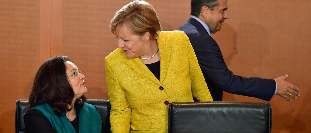 Man sieht sich immer zwei Mal im Leben: Angela Merkel begrüßt Andrea Nahles bei deren letzter Kabinettsitzung.