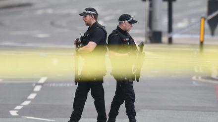 Bewaffnete Polizisten am Morgen nach dem Anschlag im britischen Manchester. 