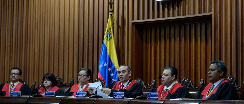 Der Oberste Gerichtshof Venezuealas nahm die umstrittene Entmachtung des Parlaments zurück.