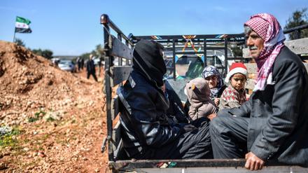 Auch am Samstag flohen viele Menschen aus Afrin.
