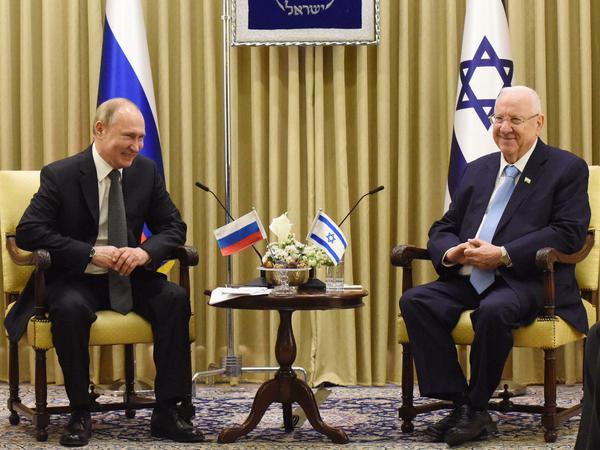Der russische Präsident Putin (l) trifft seinen israelischen Amtskollegen Reuven Rivlin in Jerusalem. 