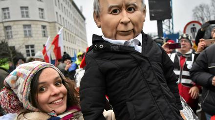 Eine Frau demonstriert in Polen gegen PiS-Parteichef Jaroslaw Kaczynski.