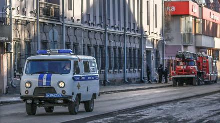 Einsatzkräfte nach der Explosion vor dem FSB-Gebäude in Archangelsk.