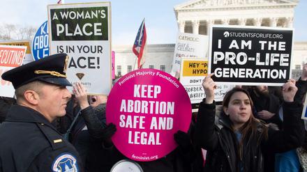 Befürworter und Gegner eines Rechts auf Abtreibung vor dem US Supreme Court. 
