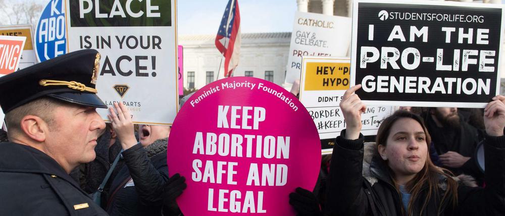 Befürworter und Gegner eines Rechts auf Abtreibung vor dem US Supreme Court. 