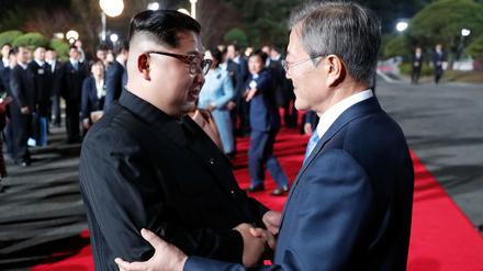 Symbolisches Händeschütteln zwischen Nordkoreas Machthaber Kim Jong Un (links) und Südkoreas Präsident Moon Jae am Freitag.