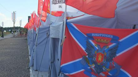 An der Flagge der Kommunistischen Jugend hängt auch die Fahne "Neurusslands" 