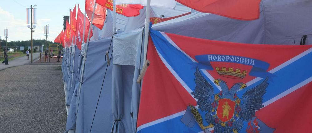 An der Flagge der Kommunistischen Jugend hängt auch die Fahne "Neurusslands" 