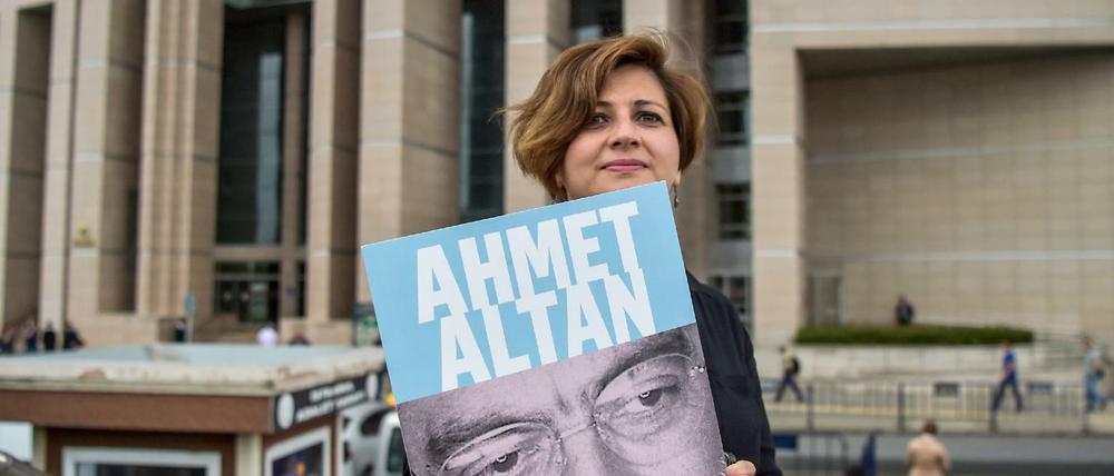 Eine Journalistin in der Türkei demonstriert für die Freilassung ihres Kollegen Ahmet Altan.
