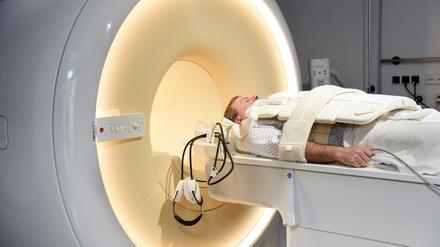 Gefahr für Patienten? Radiologen machen mit billig eingekauften Kontrastmitteln für CT oder MRT Millionengeschäfte.  