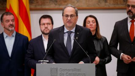 Quim Torra (Mitte) ist von der spanischen Wahlkommission als katalanischer Regionalpräsident abgesetzt worden. 