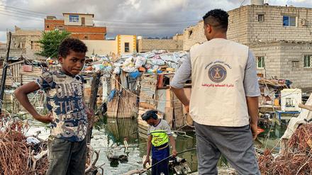 Wasserrohrbruch in einem Flüchtlingslager in der Stadt Aden. 80 Prozent der jemenitischen Zivilbevölkerung ist mittlerweile auf Hilfe angewiesen. 
