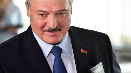 Der Präsident Belarus', Alexander Lukaschenko, mit der Staatsflagge am Kragen.