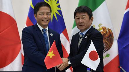 Der Handelspakt hält auch ohne Trump: Die Handelsminister Japans (rechts) und des Gastgebers des Apec-Gipfels, Vietnam, bekräftigen TPP. 