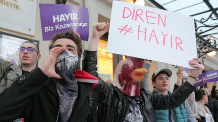 Gegner der Verfassungsreform demonstrieren am Ostermontag in Istanbul.