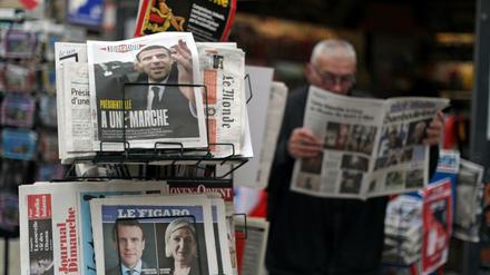 Ein Zeitungsleser am Montag in Nizza. Der Süden Frankreichs gehört zu den Hochburgen des FN.