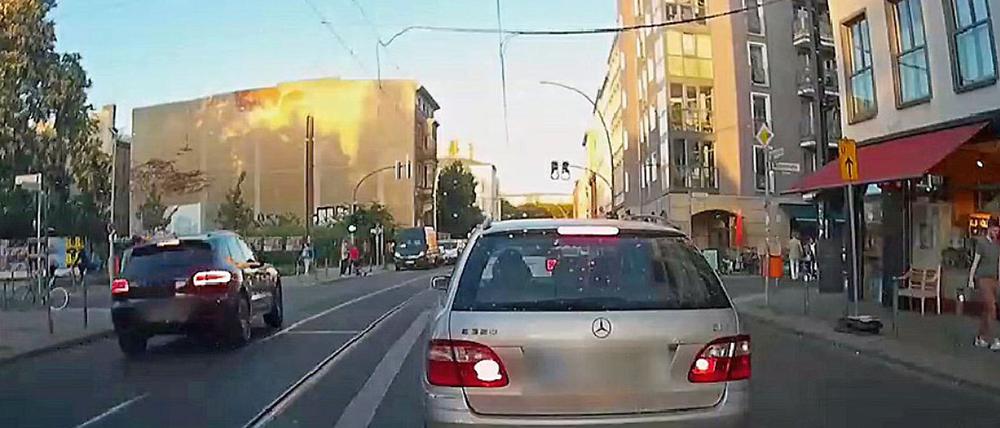 Ein Video zeigt den Porsche-SUV Sekunden vor dem Unfall in Mitte: mit hohem Tempo auf der Gegenspur. 