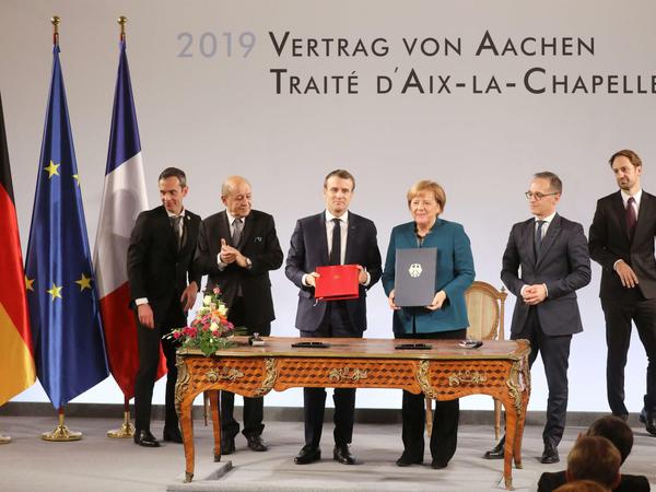 Macron und Merkel bei der Unterzeichnung des Aachener Vertrags.
