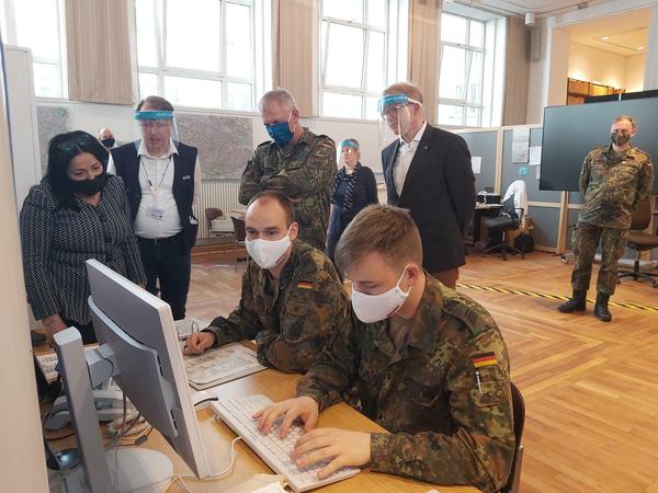 Soldaten unterstützen Berlins Gesundheitsämter. Sie helfen, Kontaktpersonen von Covid-19-Patienten zu identifizieren , nur in Friedrichshain-Kreuzberg nicht. 