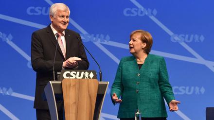 Selbstironisches Zitat. Merkel stellt sich neben Seehofer wie damals, als er sie vorführte. Beide nahmen es mit Humor.