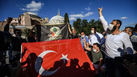 Menschen vor der Hagia Sophia feiern die Umwidmung vom Museum zur Moschee.