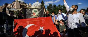 Menschen vor der Hagia Sophia feiern die Umwidmung vom Museum zur Moschee.