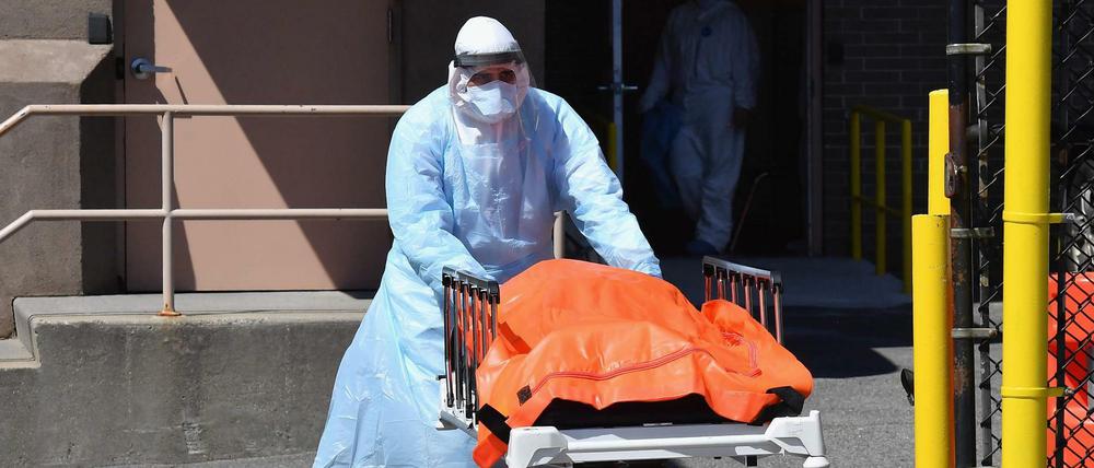 Coronavirus in New York: Eine Leiche wird zu einem Kühlwagen transportiert. 
