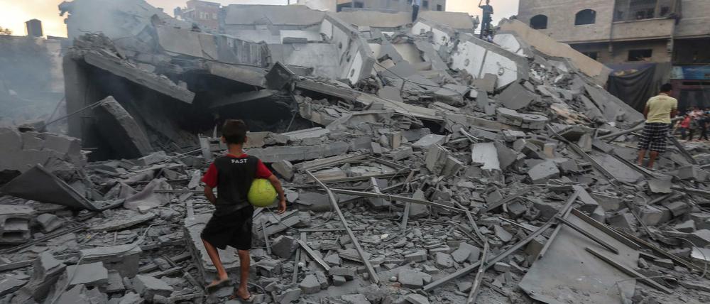 Nach einem Luftangriff durch Israel steht am 9. August ein Junge in Gaza vor den Trümmern eines Hauses.