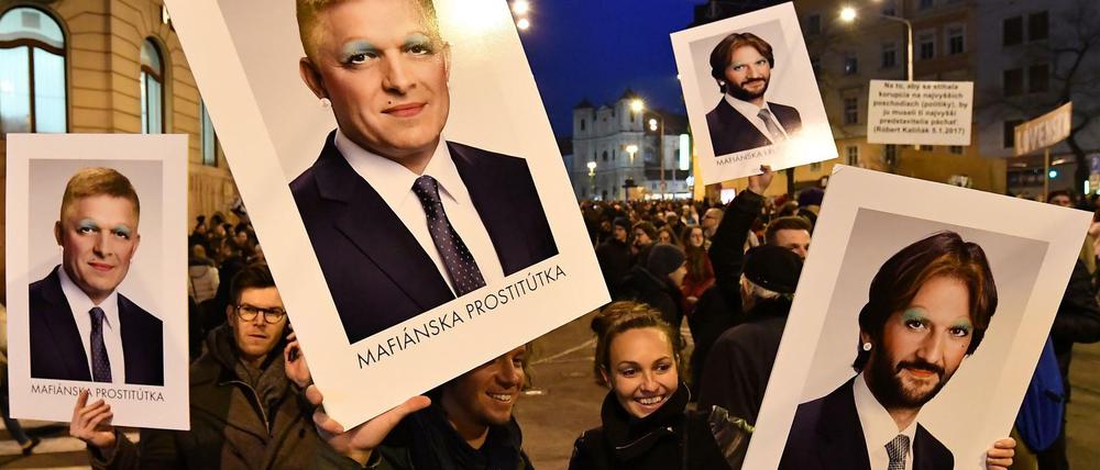 Der slowakische Premierminister Robert Fico (auf Plakaten links) kündigte seinen Rücktritt an. 