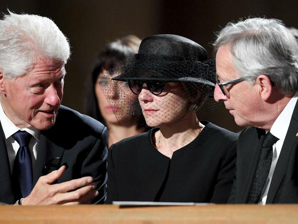 Der frühere US-Präsident Bill Clinton, die Witwe Maike Kohl-Richter und EU-Kommissionspräsident Jean-Claude Juncker bei der Totenmesse.