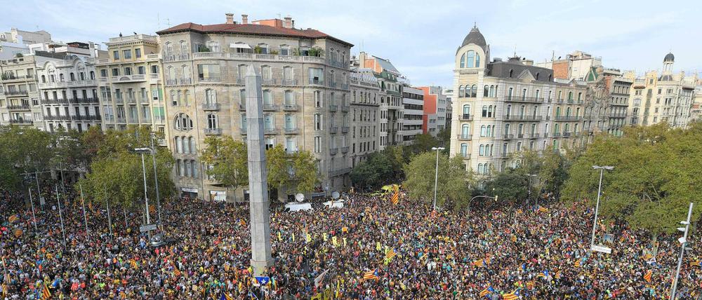 Es wurde auch friedlich demonstriert in Barcelona, hier am Freitag. Aber eine erneute Eskalation zu Gewalt wird befürchtet. 