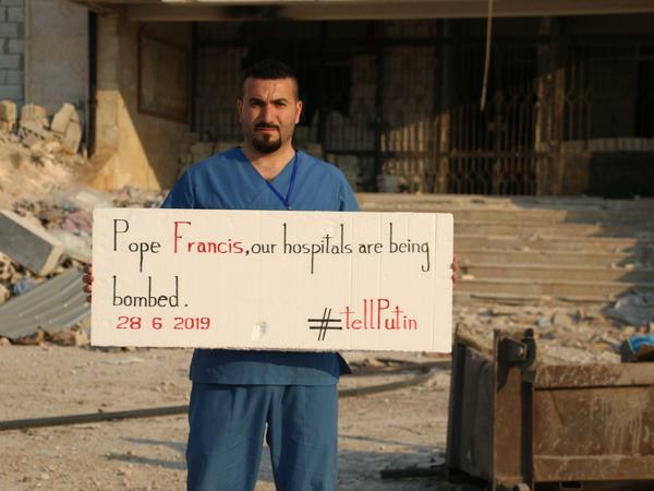 Syrische Aktivisten, Lehrer und Mediziner, die in Idlib leben, haben die Kampagne „#tellPutin“ gestartet. Sie wollen damit auf ihr Schicksal aufmerksam machen.